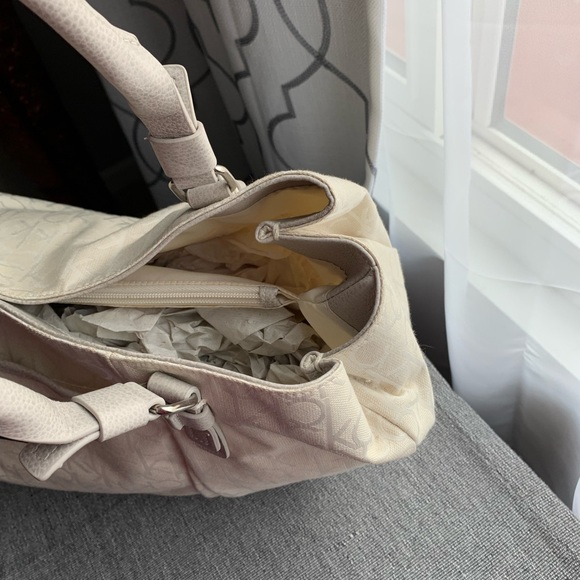 Calvin Klein White Logo Jacquard Size 12L x 18W - Picture 6 of 16